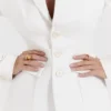 Sariah Elfenbein Konturierter Blazer