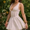 Sarita Weißes Minikleid aus Baumwolle mit Broderie Anglais und tiefem Ausschnitt Sarita Weißes Minikleid aus Baumwolle mit Broderie Anglais und tiefem Ausschnitt