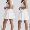 Sarita Weißes Minikleid aus Baumwolle mit Broderie Anglais und tiefem Ausschnitt Sarita Weißes Minikleid aus Baumwolle mit Broderie Anglais und tiefem Ausschnitt