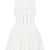 Sarita Weißes Minikleid aus Baumwolle mit Broderie Anglais und tiefem Ausschnitt Sarita Weißes Minikleid aus Baumwolle mit Broderie Anglais und tiefem Ausschnitt