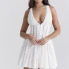 Sarita Weißes Minikleid aus Baumwolle mit Broderie Anglais und tiefem Ausschnitt Sarita Weißes Minikleid aus Baumwolle mit Broderie Anglais und tiefem Ausschnitt