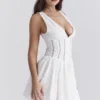 Sarita Weißes Minikleid aus Baumwolle mit Broderie Anglais und tiefem Ausschnitt Sarita Weißes Minikleid aus Baumwolle mit Broderie Anglais und tiefem Ausschnitt