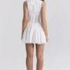 Sarita Weißes Minikleid aus Baumwolle mit Broderie Anglais und tiefem Ausschnitt Sarita Weißes Minikleid aus Baumwolle mit Broderie Anglais und tiefem Ausschnitt