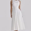 Scarlett Weißes Midi-Kleid mit Baumwollspitzenbesatz und tailliertem Schnitt Scarlett Weißes Midi-Kleid mit Baumwollspitzenbesatz und tailliertem Schnitt