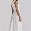 Scarlett Weißes Midi-Kleid mit Baumwollspitzenbesatz und tailliertem Schnitt Scarlett Weißes Midi-Kleid mit Baumwollspitzenbesatz und tailliertem Schnitt