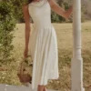 Scarlett Weißes Midi-Kleid mit Baumwollspitzenbesatz und tailliertem Schnitt Scarlett Weißes Midi-Kleid mit Baumwollspitzenbesatz und tailliertem Schnitt
