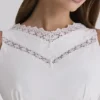 Scarlett Weißes Midi-Kleid mit Baumwollspitzenbesatz und tailliertem Schnitt Scarlett Weißes Midi-Kleid mit Baumwollspitzenbesatz und tailliertem Schnitt