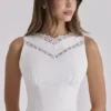 Scarlett Weißes Midi-Kleid mit Baumwollspitzenbesatz und tailliertem Schnitt Scarlett Weißes Midi-Kleid mit Baumwollspitzenbesatz und tailliertem Schnitt