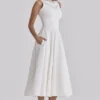 Scarlett Weißes Midi-Kleid mit Baumwollspitzenbesatz und tailliertem Schnitt Scarlett Weißes Midi-Kleid mit Baumwollspitzenbesatz und tailliertem Schnitt