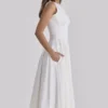 Scarlett Weißes Midi-Kleid mit Baumwollspitzenbesatz und tailliertem Schnitt Scarlett Weißes Midi-Kleid mit Baumwollspitzenbesatz und tailliertem Schnitt