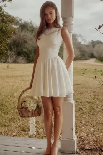 Scarlett Weißes Minikleid aus Baumwolle mit Stickerei und Spitzenbesatz Scarlett Weißes Minikleid aus Baumwolle mit Stickerei und Spitzenbesatz