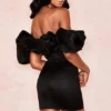 Selena Schwarzes Satinkleid mit Puffärmeln Selena Schwarzes Satinkleid mit Puffärmeln