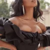 Selena Schwarzes Satinkleid mit Puffärmeln Selena Schwarzes Satinkleid mit Puffärmeln