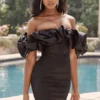 Selena Schwarzes Satinkleid mit Puffärmeln Selena Schwarzes Satinkleid mit Puffärmeln