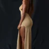 Selia Goldfarbenes Strick-Maxikleid Selia Goldfarbenes Strick-Maxikleid