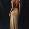 Selia Goldfarbenes Strick-Maxikleid Selia Goldfarbenes Strick-Maxikleid