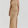 Selia Goldfarbenes Strick-Maxikleid Selia Goldfarbenes Strick-Maxikleid