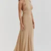 Selia Goldfarbenes Strick-Maxikleid Selia Goldfarbenes Strick-Maxikleid