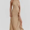 Selia Goldfarbenes Strick-Maxikleid Selia Goldfarbenes Strick-Maxikleid