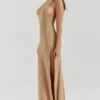 Selia Goldfarbenes Strick-Maxikleid Selia Goldfarbenes Strick-Maxikleid