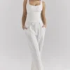 Hayden – Weiße, taillierte Hose mit Nadelstreifen und hoher Taille Hayden – Weiße, taillierte Hose mit Nadelstreifen und hoher Taille