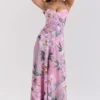 Seren – Maxikleid in Rosa mit Blumenprint und Spitzenrücken Seren – Maxikleid in Rosa mit Blumenprint und Spitzenrücken