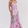 Seren – Maxikleid in Rosa mit Blumenprint und Spitzenrücken Seren – Maxikleid in Rosa mit Blumenprint und Spitzenrücken