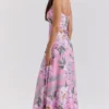 Seren – Maxikleid in Rosa mit Blumenprint und Spitzenrücken Seren – Maxikleid in Rosa mit Blumenprint und Spitzenrücken