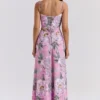 Seren – Maxikleid in Rosa mit Blumenprint und Spitzenrücken Seren – Maxikleid in Rosa mit Blumenprint und Spitzenrücken