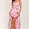 Seren – Maxikleid in Rosa mit Blumenprint und Spitzenrücken Seren – Maxikleid in Rosa mit Blumenprint und Spitzenrücken