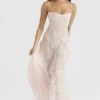 Seren – Maxikleid in zartem Rosa mit floraler Spitze am Rücken Seren – Maxikleid in zartem Rosa mit floraler Spitze am Rücken
