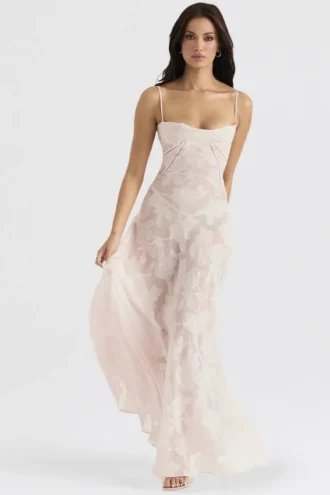 Seren – Maxikleid in zartem Rosa mit floraler Spitze am Rücken