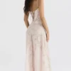 Seren – Maxikleid in zartem Rosa mit floraler Spitze am Rücken Seren – Maxikleid in zartem Rosa mit floraler Spitze am Rücken