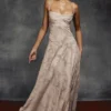 Seren – Maxikleid in zartem Rosa mit floraler Spitze am Rücken Seren – Maxikleid in zartem Rosa mit floraler Spitze am Rücken