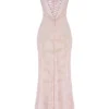 Seren – Maxikleid in zartem Rosa mit floraler Spitze am Rücken Seren – Maxikleid in zartem Rosa mit floraler Spitze am Rücken