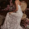Seren – Maxikleid in zartem Rosa mit floraler Spitze am Rücken Seren – Maxikleid in zartem Rosa mit floraler Spitze am Rücken