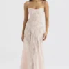Seren – Maxikleid in zartem Rosa mit floraler Spitze am Rücken Seren – Maxikleid in zartem Rosa mit floraler Spitze am Rücken
