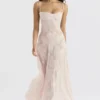 Seren – Maxikleid in zartem Rosa mit floraler Spitze am Rücken Seren – Maxikleid in zartem Rosa mit floraler Spitze am Rücken