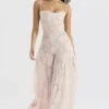 Seren – Maxikleid in zartem Rosa mit floraler Spitze am Rücken Seren – Maxikleid in zartem Rosa mit floraler Spitze am Rücken