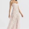 Seren – Maxikleid in zartem Rosa mit floraler Spitze am Rücken Seren – Maxikleid in zartem Rosa mit floraler Spitze am Rücken