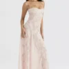 Seren – Maxikleid in zartem Rosa mit floraler Spitze am Rücken Seren – Maxikleid in zartem Rosa mit floraler Spitze am Rücken