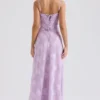 Seren Orchid Maxikleid mit Blumenmuster und Spitzenrücken Seren Orchid Maxikleid mit Blumenmuster und Spitzenrücken