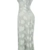 Seren Pistaziengrünes Maxikleid mit Blumenmuster und Schnürung am Rücken Seren Pistaziengrünes Maxikleid mit Blumenmuster und Schnürung am Rücken