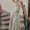 Seren Pistaziengrünes Maxikleid mit Blumenmuster und Schnürung am Rücken Seren Pistaziengrünes Maxikleid mit Blumenmuster und Schnürung am Rücken