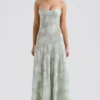Seren Pistaziengrünes Maxikleid mit Blumenmuster und Schnürung am Rücken Seren Pistaziengrünes Maxikleid mit Blumenmuster und Schnürung am Rücken