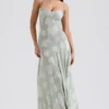 Seren Pistaziengrünes Maxikleid mit Blumenmuster und Schnürung am Rücken Seren Pistaziengrünes Maxikleid mit Blumenmuster und Schnürung am Rücken