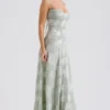 Seren Pistaziengrünes Maxikleid mit Blumenmuster und Schnürung am Rücken Seren Pistaziengrünes Maxikleid mit Blumenmuster und Schnürung am Rücken
