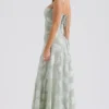 Seren Pistaziengrünes Maxikleid mit Blumenmuster und Schnürung am Rücken Seren Pistaziengrünes Maxikleid mit Blumenmuster und Schnürung am Rücken