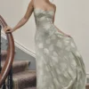 Seren Pistaziengrünes Maxikleid mit Blumenmuster und Schnürung am Rücken Seren Pistaziengrünes Maxikleid mit Blumenmuster und Schnürung am Rücken