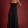 Seren – Schwarzes Maxikleid mit Blumenmuster und Spitzenrücken Seren – Schwarzes Maxikleid mit Blumenmuster und Spitzenrücken